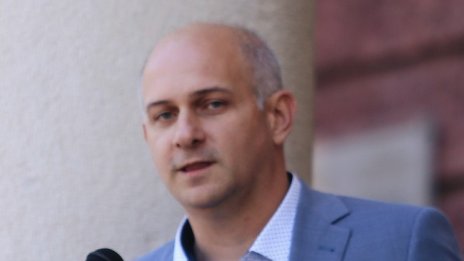  Василев отговори на Минеков: Не може да кадрува в театър