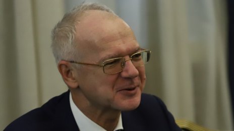 Свидетели сме на "политическа корупция" за сметка на развитието ни