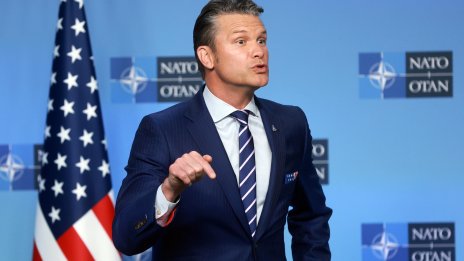Лош вкус или провокация: Хегсет с вратовръзка в цветовете на руското знаме пред Зеленски