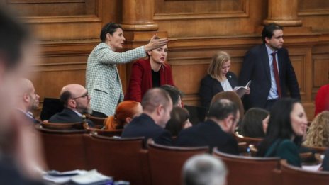 Държавният бюджет вече е на минус 2 милиарда лева