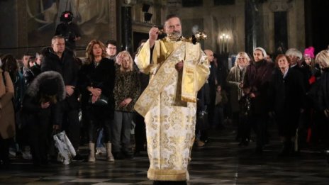 Властта отсвири богослужението за Бъдни вечер