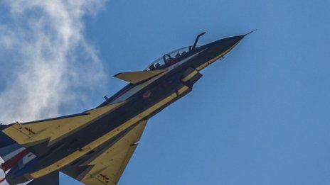 Китайски изтребител на 6 м от американски военен самолет