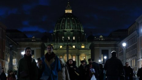 Днес е поклонението пред почетния папа Бенедикт във Ватикана