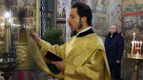 Путин единствен на празничната служба в катедралата в Кремъл