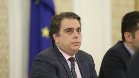 Асен Василев нападна прокуратурата, внушавала пред медиите