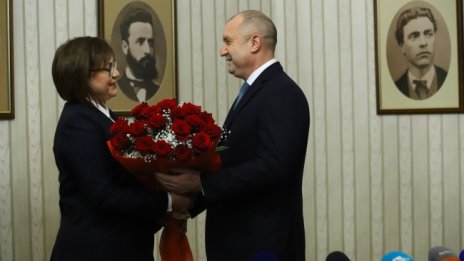 Букет червени рози за Корнелия Нинова и кутия бонбони за Радев