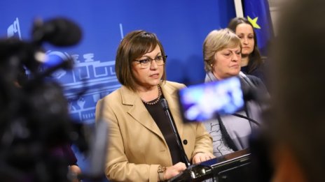 Нинова: Чакам и Христо Иванов да каже, че е карал оръжие с лодка от Росенец до Киев