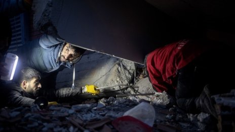 Хората в Турция се скриха в колите си, бягат далеч от сградите 