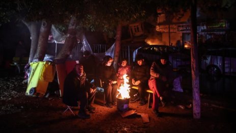 Турция: Вали, -5&deg;, хората прекараха нощта в палаткови болници и лагери