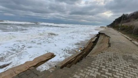 Пропадна част от крайбрежната алея в Обзор