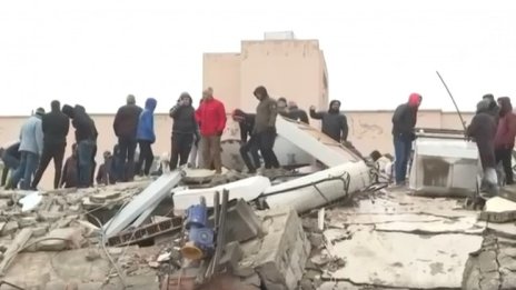 Земята още се люлее, разрушени пътища блокират хората