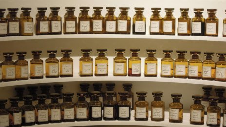 Испания разби престъпна банда, управлявала най-голямата фабрика за менте парфюми