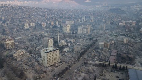 Историята на Некла Камуз и десетдневният Ягиз, оцелели четири дни под руините в Турция 