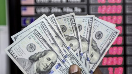 Доларът се стабилизира спрямо еврото, паунда и йената