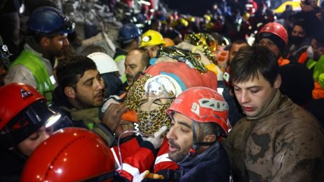 Спасиха жена, оцеляла 222 ч. под развалините в Турция