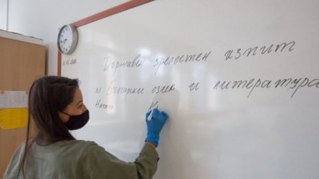 Плануват 1900 лв. стартова учителска заплата  