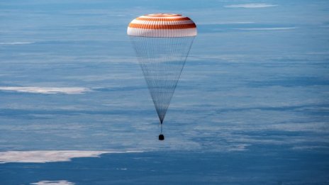Москва изстреля спасителен кораб за двама свои космонавти