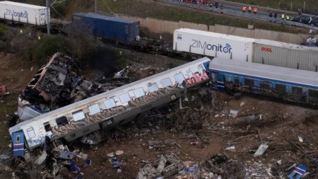Началникът на гарата в Лариса даде показания, остава в ареста