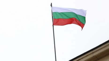Тийнейджър сви и запали българското знаме от кметство