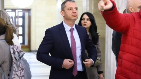 Делян Добрев влезе в болница 
