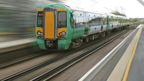 Влак в Румъния внезапно спря, за да избегне удар с товарен влак