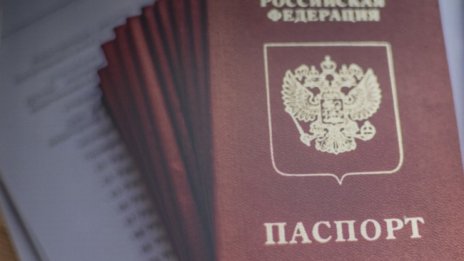 Още рестрикции, все повече хора в Русия със забрана да пътуват