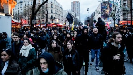 Протестите във Франция на стихват, искат оставката на Макрон