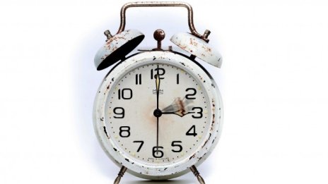 Местим стрелките на часовника с час напред в неделя 