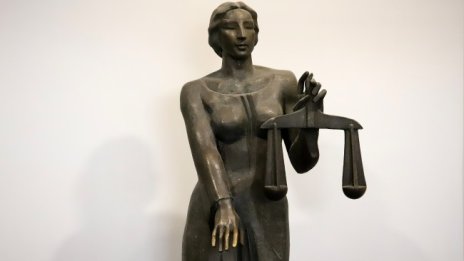 Предадоха на съд баща и син за жестокото убийство на германеца в Соколово