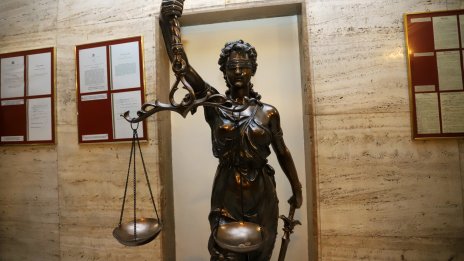 Осъдиха 16-годишен за блудство с чужденка