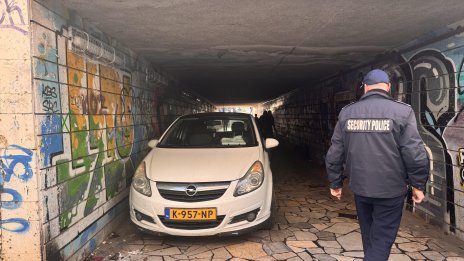 Кола с чуждестранен номер паркира в подлез във Варна СНИМКИ