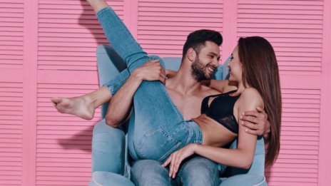 7 секс пози, които можете да изпълните на стол