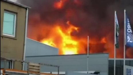 Опастност от обгазяване в Хамбург заради пожар в складове с химикали 