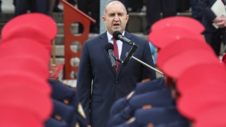 Радев: Години на неграмотни и користни експерименти с армията, а сега е война