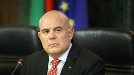 Гешев започва да действа