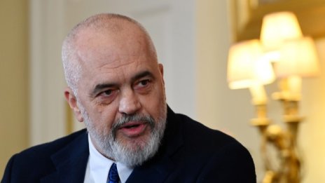 Голяма победа на управляващите в Албания
