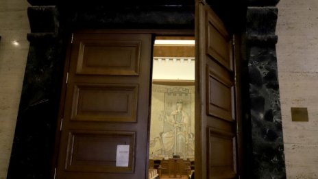 Екстрадират украинка в Танзания, търгувала с костенурки