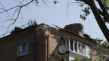Дневна атака в Киев, ракети горят на пътя 