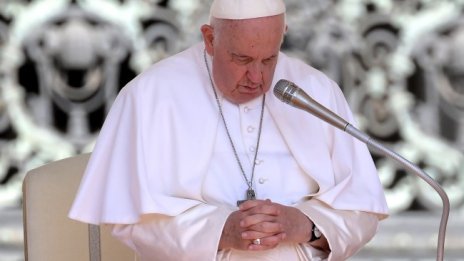 Ватиканът обяви официално: Оперират папа Франциск 