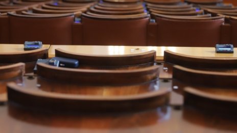 Депутатите обсъждат разделяенето на КПКОНПИ