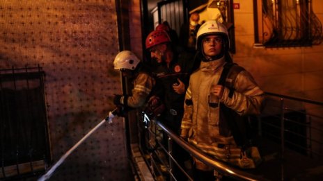 Над 16 часа продължава пожарът в завод в турския град Маниса 