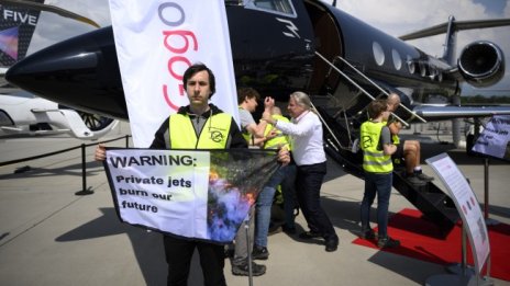 Протест на летището в Женева
