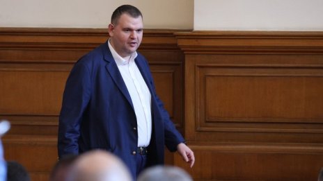 Пеевски само можел да се усмихне на политическия проект на Гешев