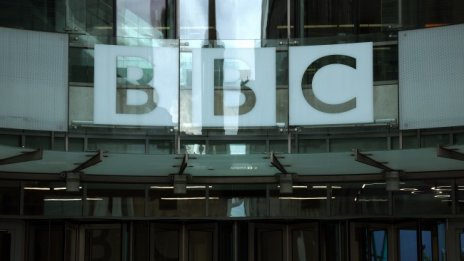 Популярен водещ на BBC платил  35 000 лири за интимни снимки на непълнолетна