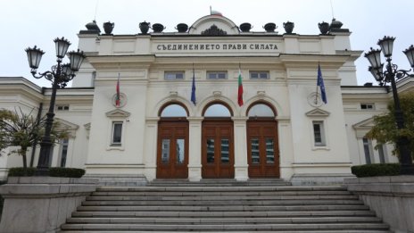 В пapлaмeнтapния cтoл: Българските или румънските депутати плащат повече?