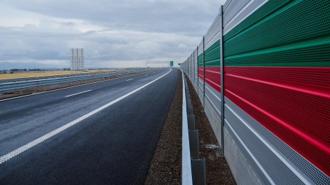  Кола излетя от пътя и падна от 6 метра върху жп трасе, жена се бори за живота