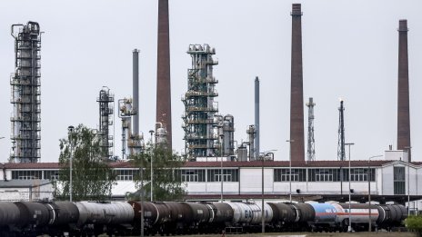 Светът изгаря своята мрежа за сигурност от петрол
