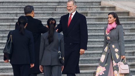 Кралица Летисия се появи в Китай с уникално палто на Carolina Herrera