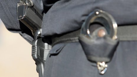 Свалиха белезниците на полицаи, сложиха им е-гривни