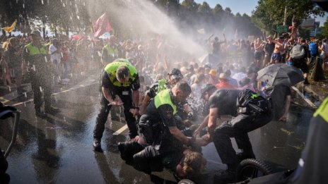 2000 екоактивисти бяха задържани на протест в Нидерландия 
